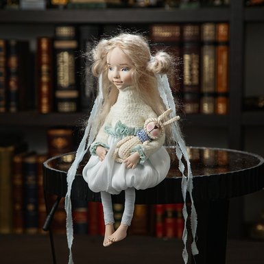 Авторська інтер'єрна лялька ручної роботи з білим зайчиком