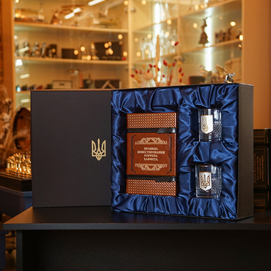 Set of the book "Warren Buffett's Rules of Investing" and two whiskey glasses with a trident in a gift box