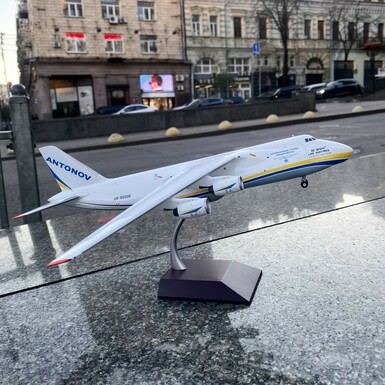 Подарочная статуэтка в виде самолета "Антонов Ан-124 Руслан", масштаб 1:200