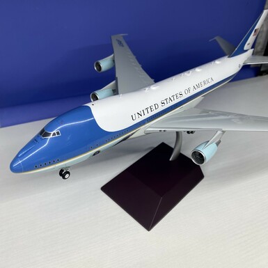 Gift figurine in the form of an airplane "Boeing VC-25A B747-200 Air Force One", scale 1:200