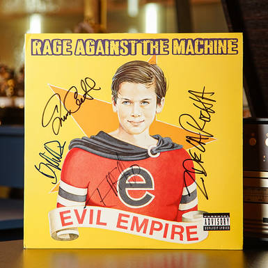 Сертифицированный автограф группы Rage Against The Machine (Тим Коммерфорд, Зак де ла Роча, Том Морелло, Брэд Уилк) на пластинке Rage Against The Machine – Evil Empire (1996)