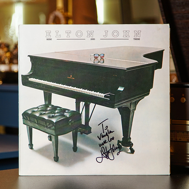 Сертифікований автограф Елтона Джона на платівці Elton John – Here And There (1976)