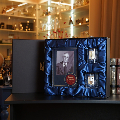 Подарунковий комплект - книга "Бесіди біля каміна", Франклін Рузвельт та подарункова коробка з 2 келихами "Тризуб"