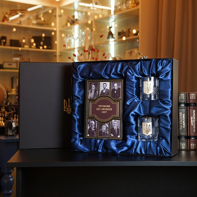 Подарунковий комплект - книга "Промови, що змінили світ" (українською мовою) та подарункова коробка з 2 келихами "Тризуб"