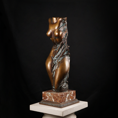 Бронзовая скульптура ручной работы "Женщина на высоте" от Валентины Михалевич (17 кг)