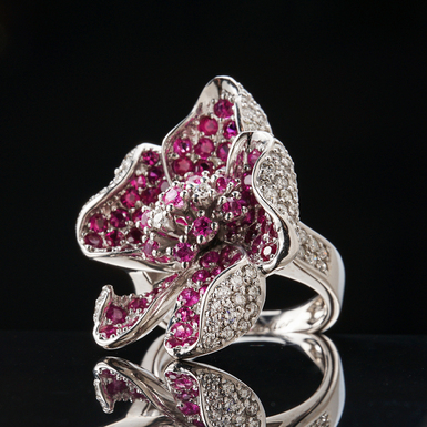 Каблучка з білого золота з діамантами та рубінами "Pink flower" від Cartier (2004 рік) - 77 діамантів та 87 рубінів загальною вагою 5,71 карат