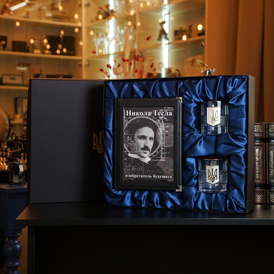 Glen Arnold Gift Box Set of 2 Trident Whiskey Glasses and "Nikola Tesla. Inventor of the future", Bernard Carlson