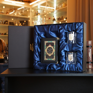 Комплект из двух бокалов для виски "Тризуб" и книги "Мастер игры", Роберт Грин в подарочной коробке