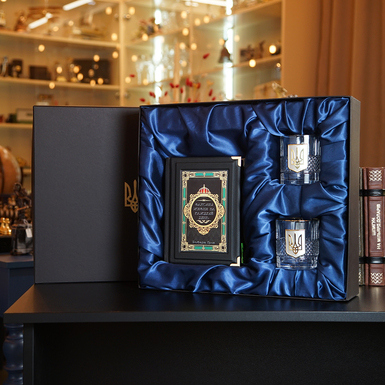 Комплект из двух бокалов для виски "Тризуб" и книги Роберта Грина "Законы жизни на каждый день" в подарочной коробке
