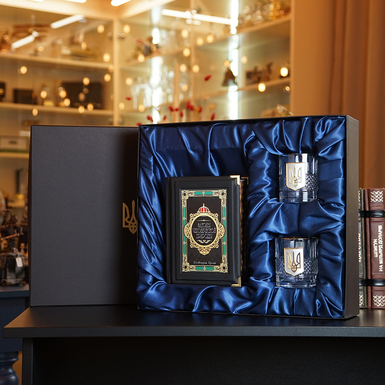 Комплект из двух бокалов для виски "Тризуб" и книги Роберта Грина "Законы человеческой природы" в подарочной коробке