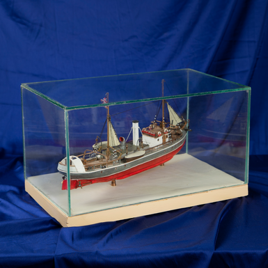 Decorative model of an English port tug of the late 19th century, handmade