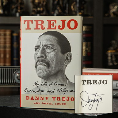 Автограф Дэнни Трехо на книге "Trejo. My Life of Crime, Redemption and Hollywood"