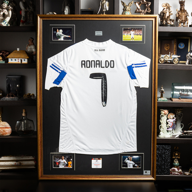 Сертифицированный автограф португальского футболиста Криштиану Роналду на футболке