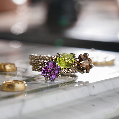 Серебряный комплект из трех колец "Букет Настроя" 925 пробы с раух-топазом, оливином и аметистом от ювелирного дома Fama