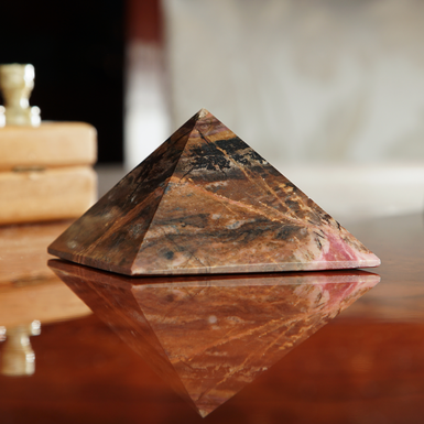 "Gran" rhodonite pyramid by Stone Art Designe (560 g)