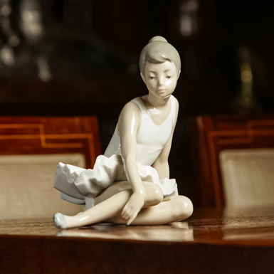 Porcelain figurine "Seated ballerina". Vicente Martinez by NAO, Lladro