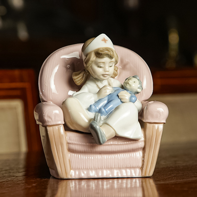 Винтажная фарфоровая статуэтка "Girl with a doll" от Lladro NAO 1055 Playing Nurse