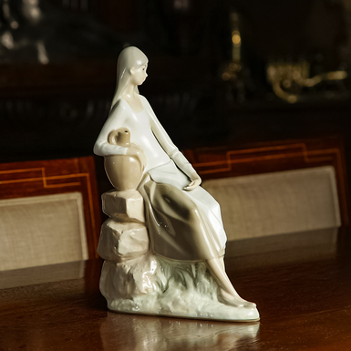 Фарфоровая статуэтка "Girl with a jug" от Nao, Lladro