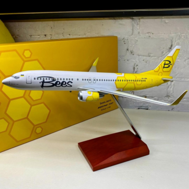 Уникальная модель самолета Boeing 737-800 Bees Airlines 1:100