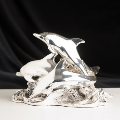Скульптура из серебра "Три дельфина на волнах"