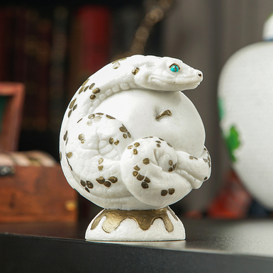 Авторская скульптура из искусственного мрамора "Белый Змеиныч"