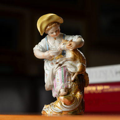 Премиальная фарфоровая статуэтка конца 19 века "Девушка кормит овцу" от Meissen