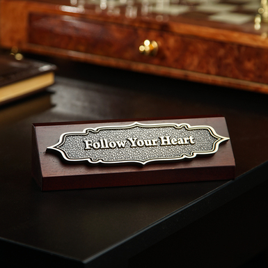 Декоративная бронзовая табличка "Follow your heart"