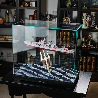 Декоративный корабль ручной работы "Утопленная волей Москва" в стеклянном куполе с аудиосопровождением (60х30х50 см)