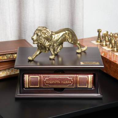 Подарочное издание книги "Мудрость лидера" в деревянном коробе-футляре с фигурой льва (на украинском языке)