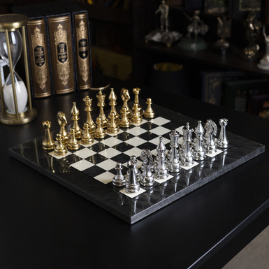 Шахматный набор "Gravitas" с деревянной доской и фигурками из золота и серебра от ITALFAMA