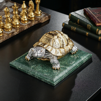 Авторская статуэтка из полиэфирной смолы с серебрением "Черепаха", камень серпентинит (змеевик) от Евгения Епура