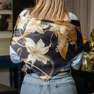 Платок из шелка "Жемчужные лилии" от FAMA (лимитированная коллекция, 65х65 см)