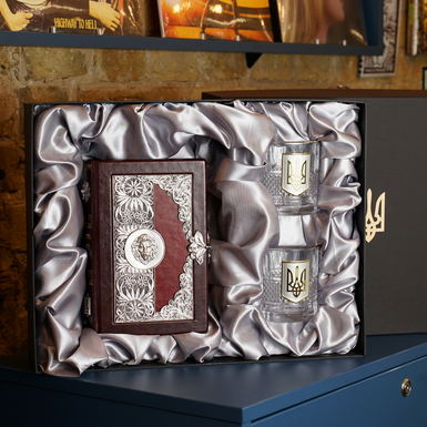 Подарочный комплект хрустальные бокалы с позолотой и серебром "Тризуб" и книга с посеребрением "Мудрость лидера" (на украинском языке)