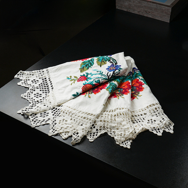 Вышитая простыня подзор ручной работы "Георгины и клубника", середина 20 века
