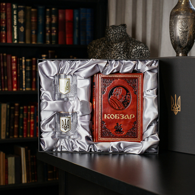 Подарочный комплект хрустальные бокалы с позолотой и серебром "Тризуб" и книга "Кобзарь" Т.Г. Шевченко (на украинском языке)
