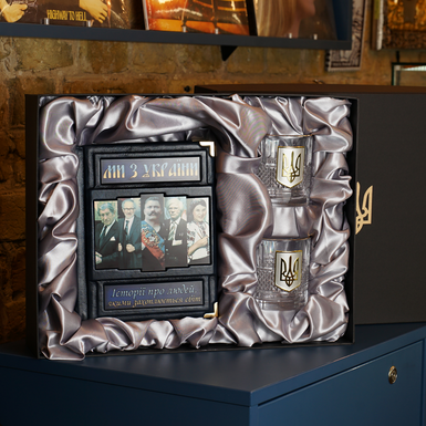 Подарочный комплект книга "Мы из Украины! Истории о людях, которыми увлекается мир" (на украинском языке) и набор для виски "Тризуб" латунь пандора с позолотой и серебром (2 бокала) от BIANCANEVE