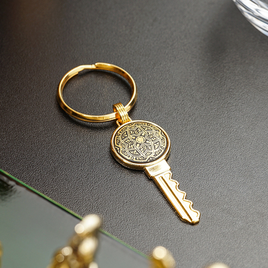 Брелок "Wise key" от бренда Anframa из дамасской стали и позолотой