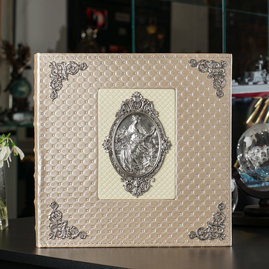 Кожаный фотоальбом "Панна" с посеребренными накладками