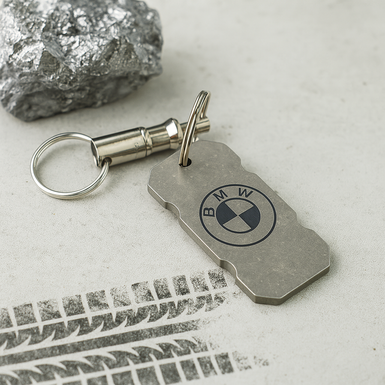 Титановый брелок "BMW" со швейцарским карабином "Victorinox"