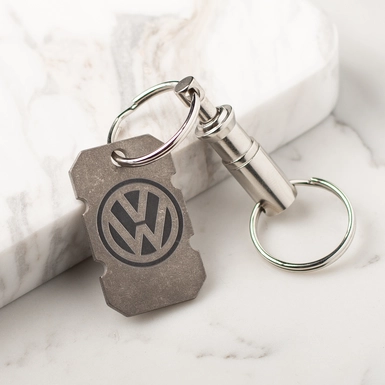 Титановый брелок "Volkswagen" со швейцарским  карабином "Victorinox"