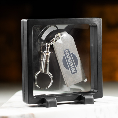 Титановый брелок "Nissan" со швейцарским карабином "Victorinox"