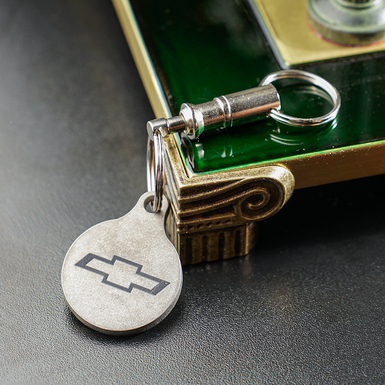 Титановый брелок "Chevrolet" со швейцарским карабином "Victorinox"