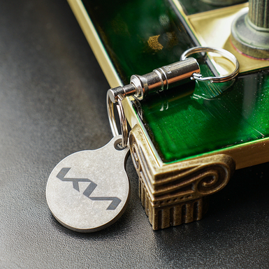 Титановый брелок "KIA" со швейцарским  карабином "Victorinox"