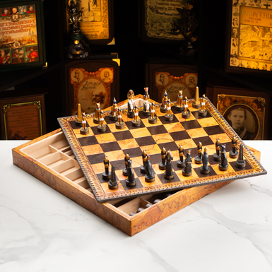 Набір ручної роботи "Golden Scarab" з дошкою 3 в 1 для шахів, нардів та шашок зі шкірозамінника та фігурками зі смоли від Italfama