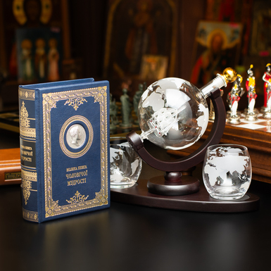 Подарочный комплект книга "Великая книга мужской мудрости" и набор для виски «Globe» от Wine Enthusiast