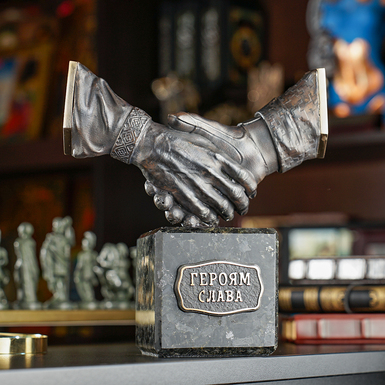 Бронзовая скульптура "Рукопожатие Свободы" на постаменте из лабрадорита (4 кг)