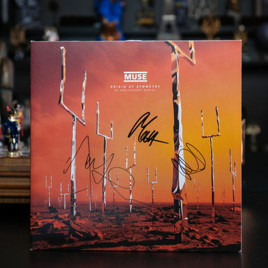 Сертифицированные автографы Криса Волстенголма, Мэтью Беллами, Доминика Говарда на виниловой пластинке Muse — Origin of Symmetry (2021)