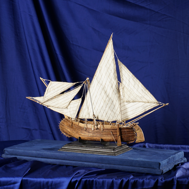 Деревянная модель португальской рыбацкой лодки "Мулета" ручной работы