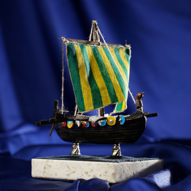 Деревянная модель драккара ручной работы