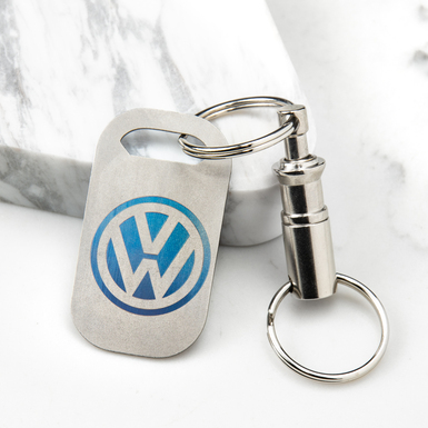 Титановый брелок "Volkswagen" облегченной серии Light со швейцарским карабином "Victorinox"